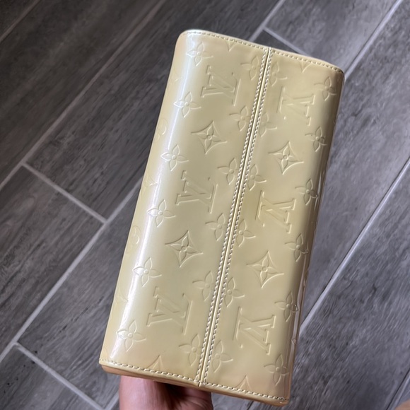 Louis Vuitton monogram vernis maple Patent clutch preloved with stains and flaws - Picture 6 of 9